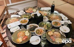 По данным полиции, заказчик еды в номер "выглядел напряженным"