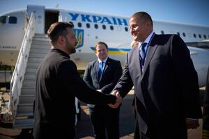 Зеленського зустріли в аеропорту