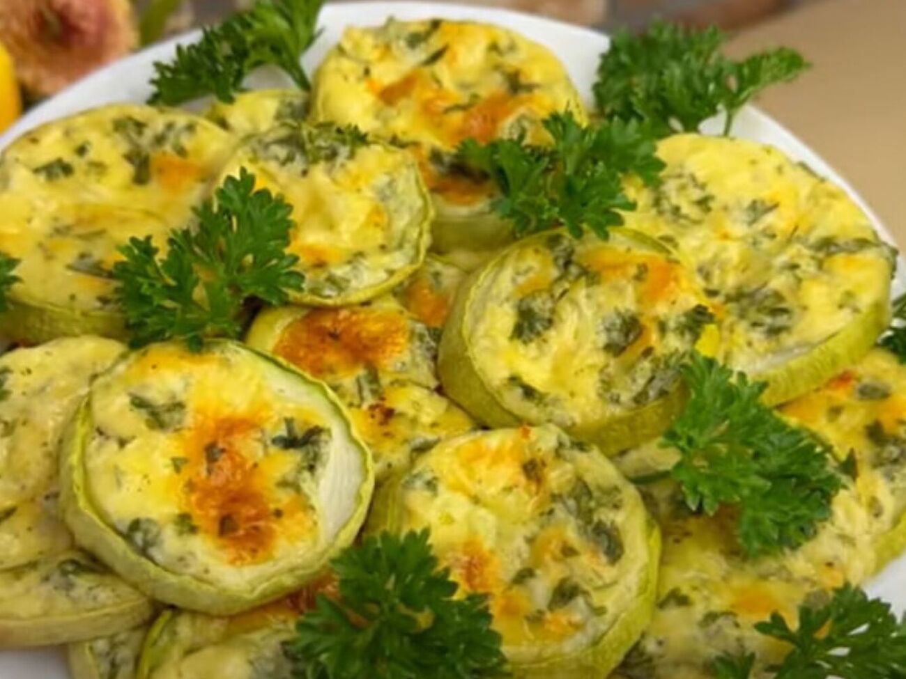 Кабачки потрібно випікати в духовці 25 хвилин