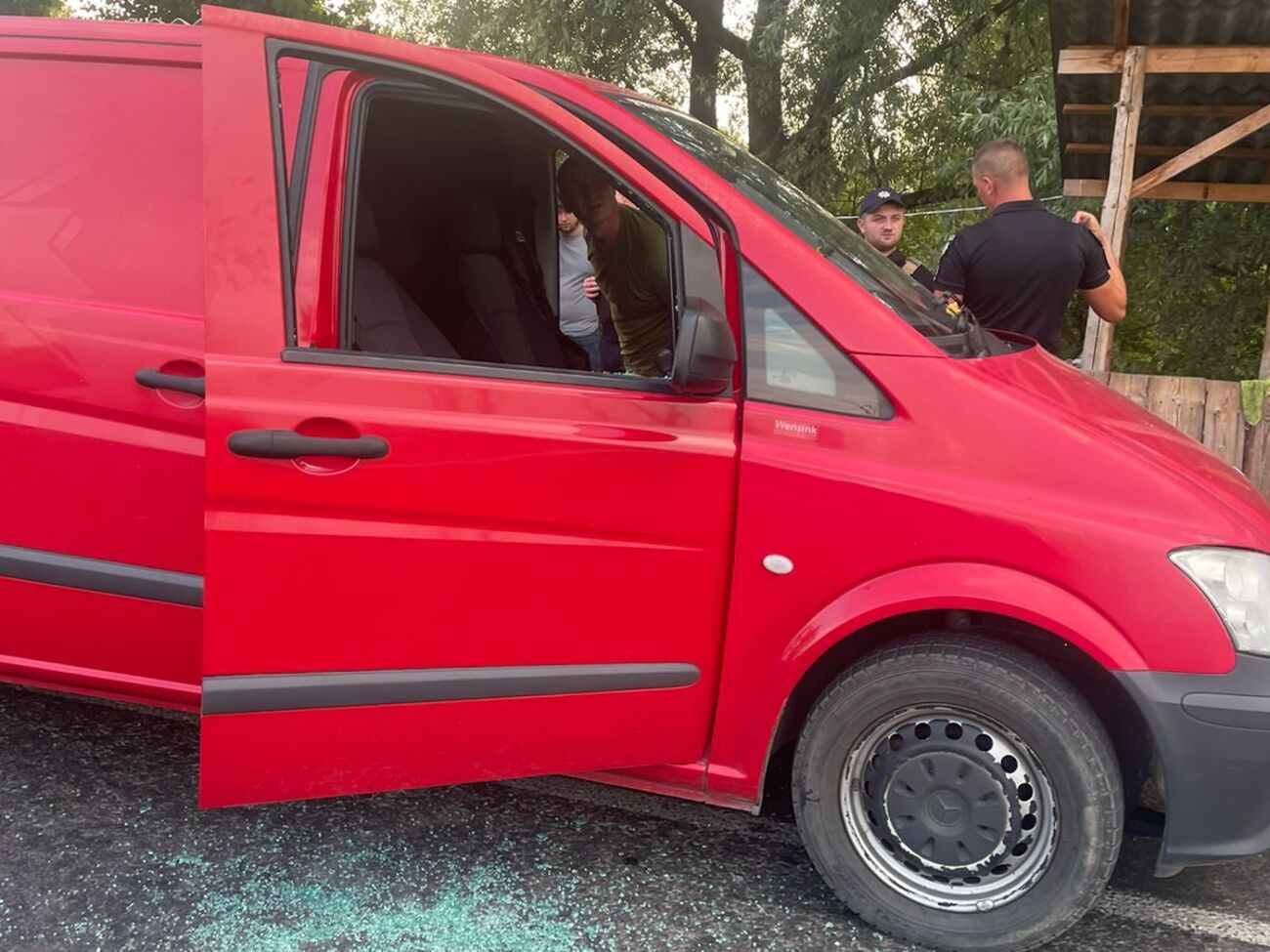 У Закарпатській області 61-річний чоловік не виконав вимоги щодо зупинення на КП і намагався втекти на автомобілі, зазначили у ДПСУ
