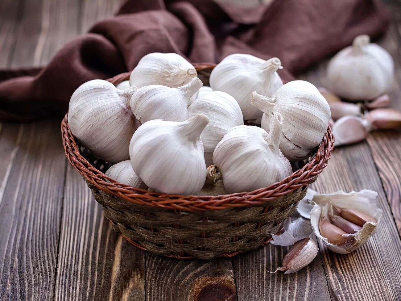 Часник краще зберігати в плетеній посудині