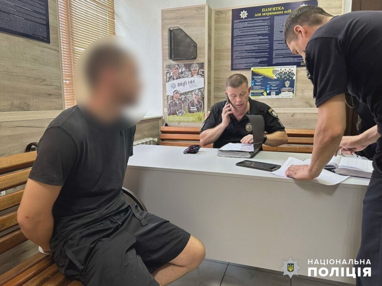 За словами патрульних, затриманий мав ознаки наркосп'яніння, одна із жінок вирвала в поліцейського вогнепальну зброю й розірвала форму