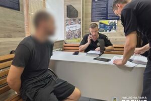 По словам патрульных, задержанный имел признаки наркотического опьянения, одна из женщин вырвала у полицейского огнестрельное оружие и разорвала форму