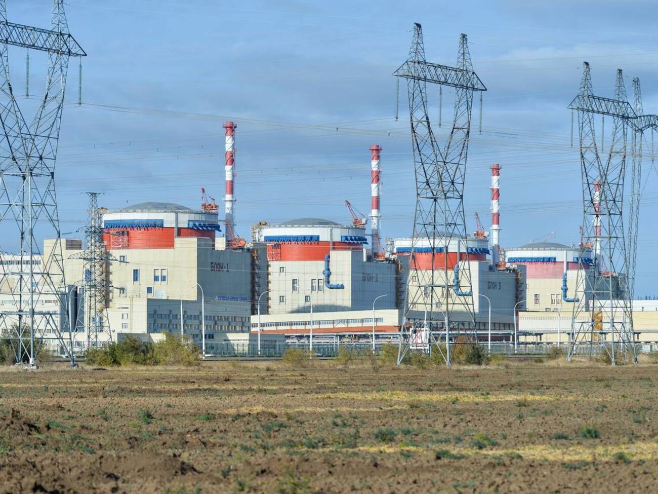 "Росэнергоатом" назвал фейком сообщение об утечке радиации на Ростовской АЭС. 16 июля на этой станции произошел, согласно официальной версии, "сбой"