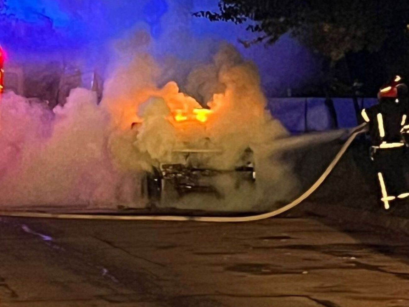 Местные жители в возрасте 17 и 18 лет, вероятно, подожгли три автомобиля военнослужащих