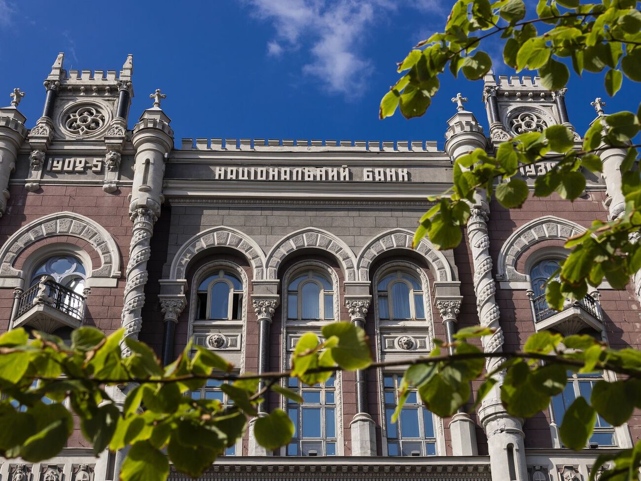 1 июля НБУ принял очередной пакет ослабления, разрешив платить проценты по еврооблигациям