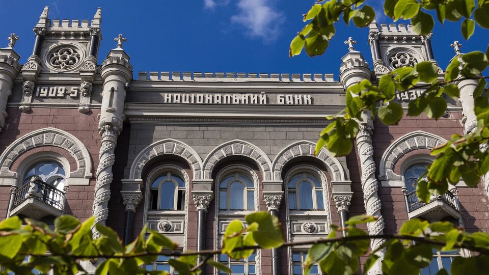 1 июля НБУ принял очередной пакет ослабления, разрешив платить проценты по еврооблигациям