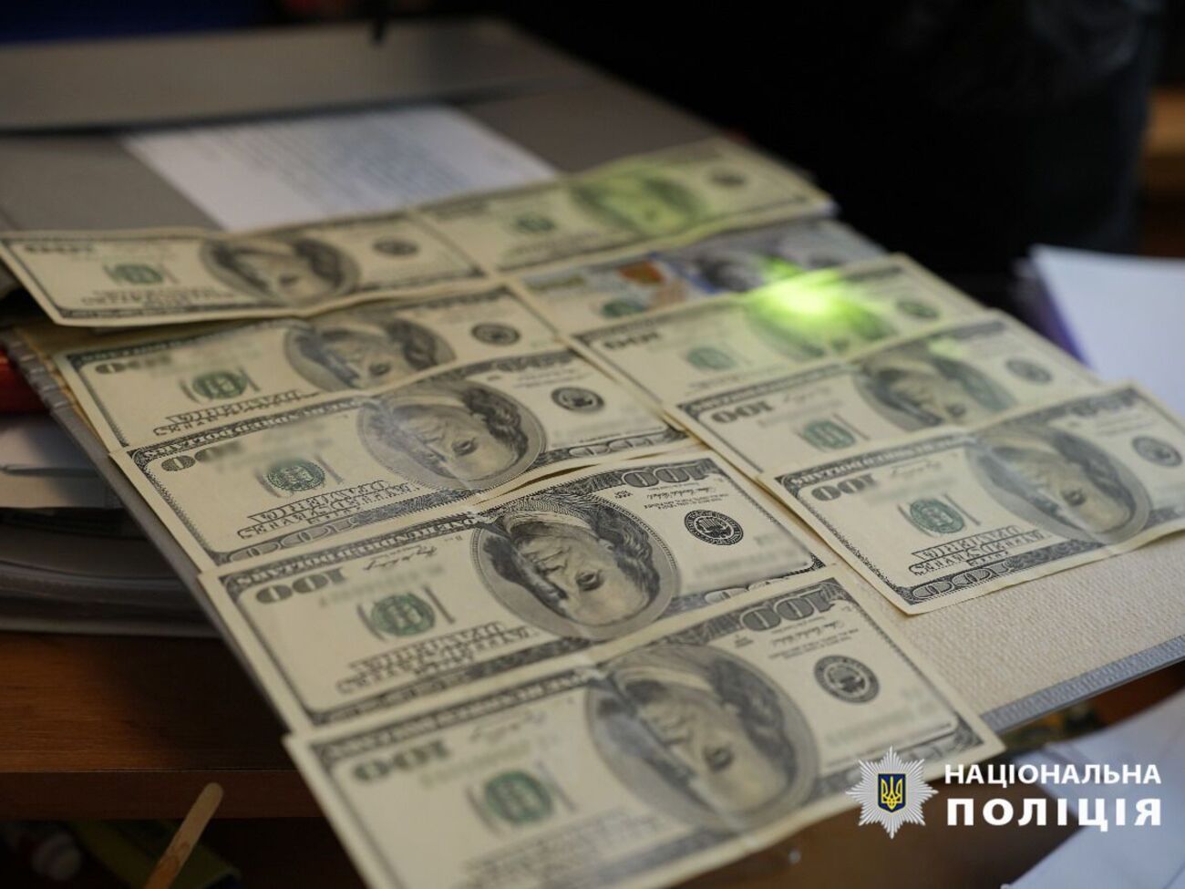 За $1 тис. він нібито обіцяв директору підприємства "вплинути" на потрібних осіб у Міністерстві оборони й Міністерстві економіки України