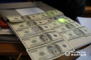 За $1 тис. він нібито обіцяв директору підприємства "вплинути" на потрібних осіб у Міністерстві оборони й Міністерстві економіки України