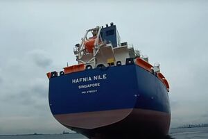 Оба судна перевозили нефть, пишут СМИ