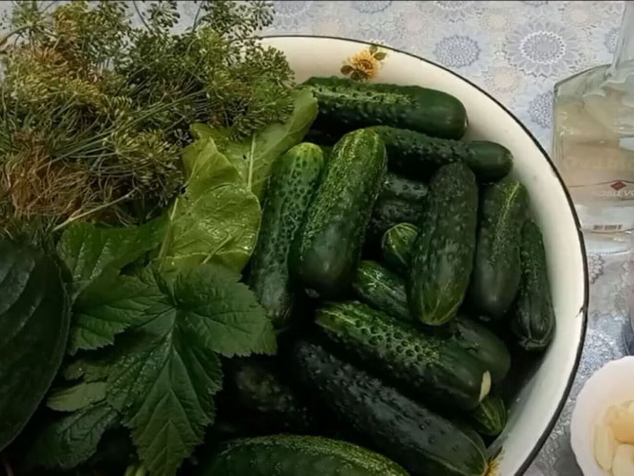 Банки с квашеными огурцами нужно хранить в холодном месте