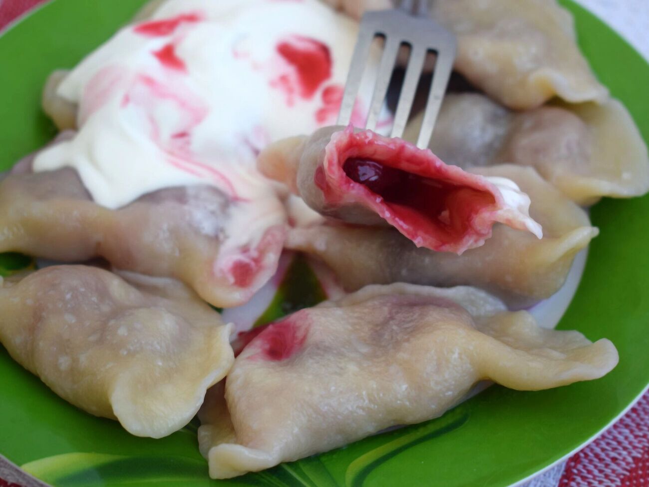 Вареники лучше всего подавать со сметаной