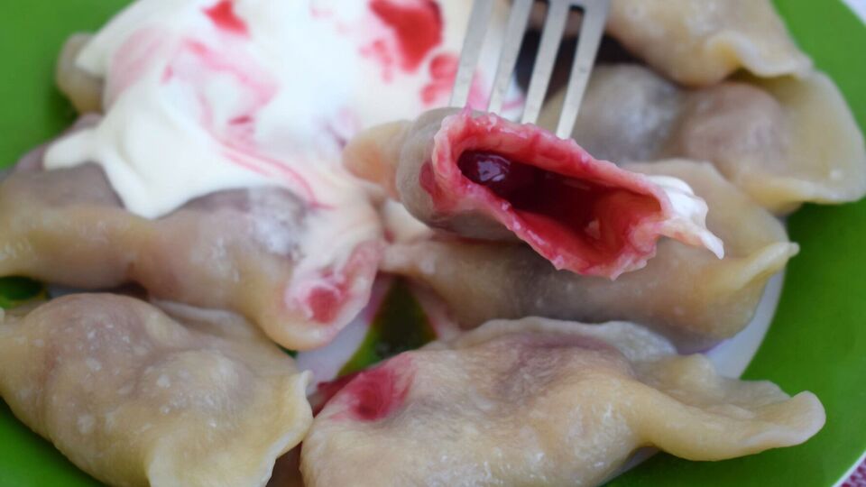 Вареники найкраще подавати зі сметаною