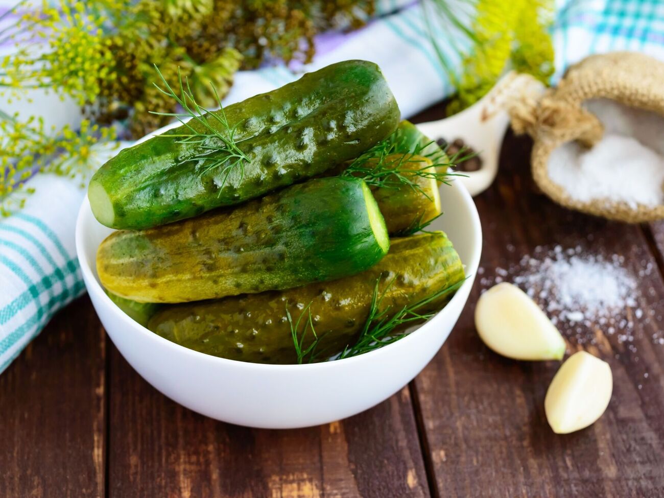 Малосольные огурцы должны постоять при комнатной температуре