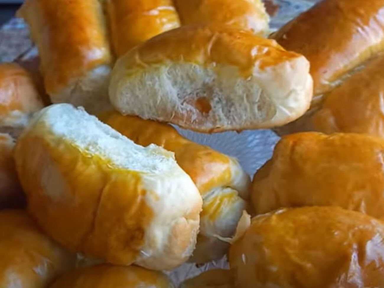 Выпекайте булочки в духовке, разогретой до 180 °С, в течение 30 минут