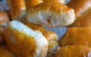 Выпекайте булочки в духовке, разогретой до 180 °С, в течение 30 минут