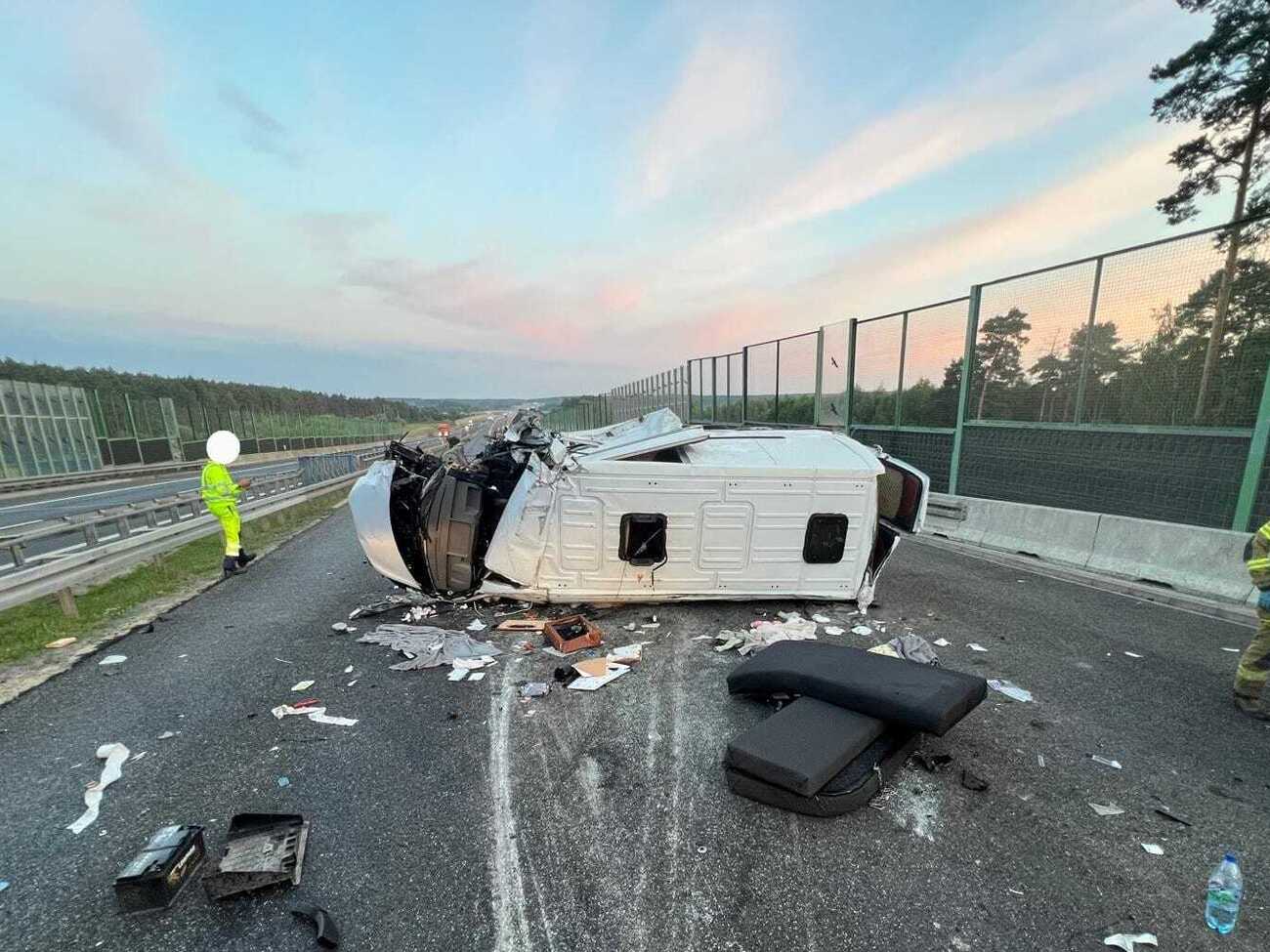 Микроавтобус врезался в машину дорожной службы