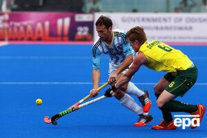 Замість накладання гіпсу Доусон (справа) вирішив ампутувати частину пальця