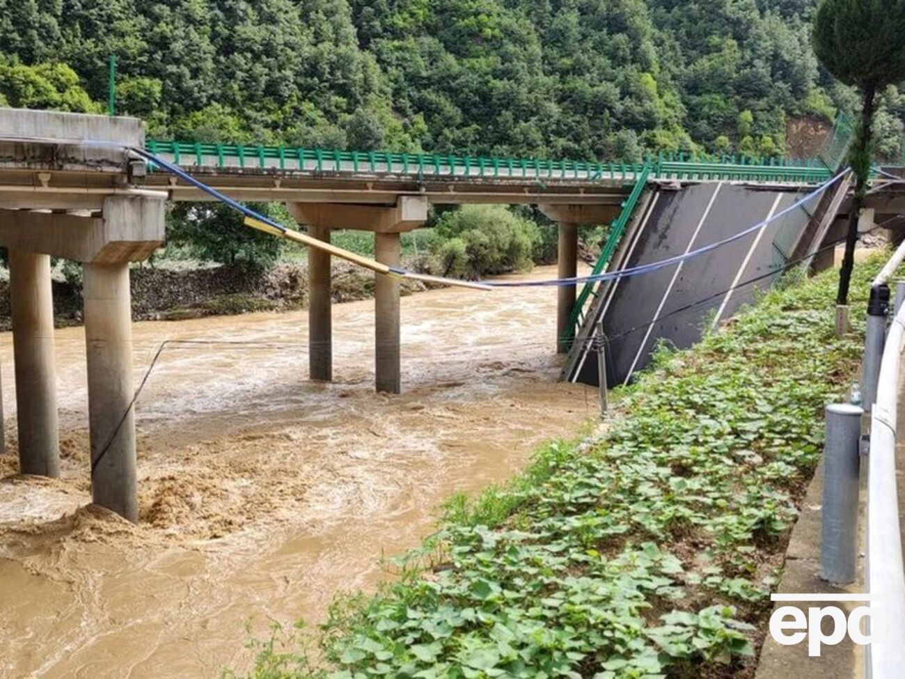 Спасатели продолжают работы на месте обрушения