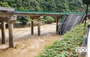 Спасатели продолжают работы на месте обрушения