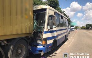 Во время движения водителю внезапно стало плохо, в результате чего он не справился с управлением и въехал в грузовик, рассказали в полиции