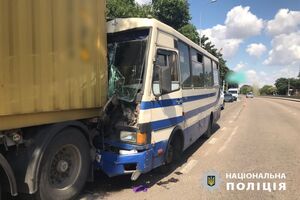 Під час руху водію раптово стало зле, унаслідок чого він не впорався з керуванням і в'їхав у вантажівку, розповіли в поліції
