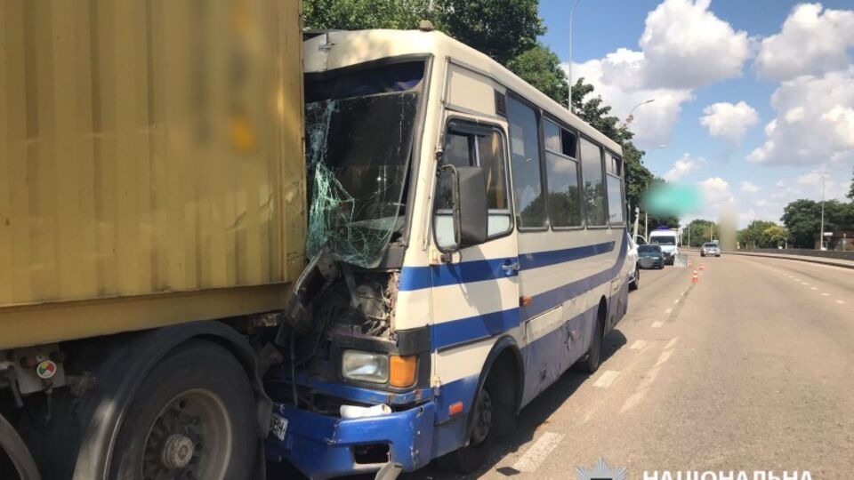 Під час руху водію раптово стало зле, унаслідок чого він не впорався з керуванням і в'їхав у вантажівку, розповіли в поліції