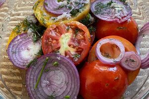 Томати і цибулю наріжте кільцями