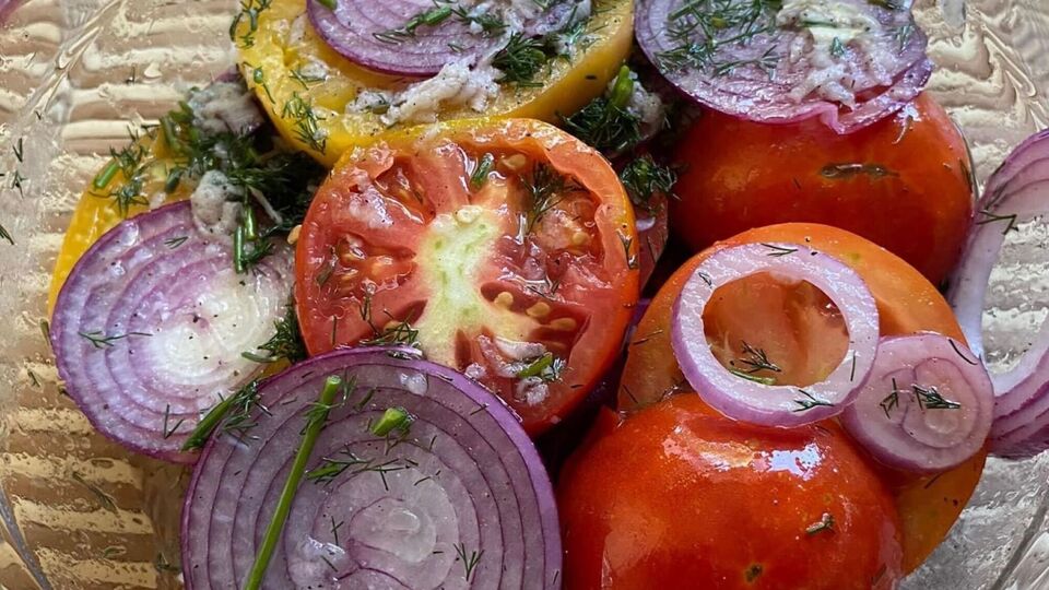 Томати і цибулю наріжте кільцями