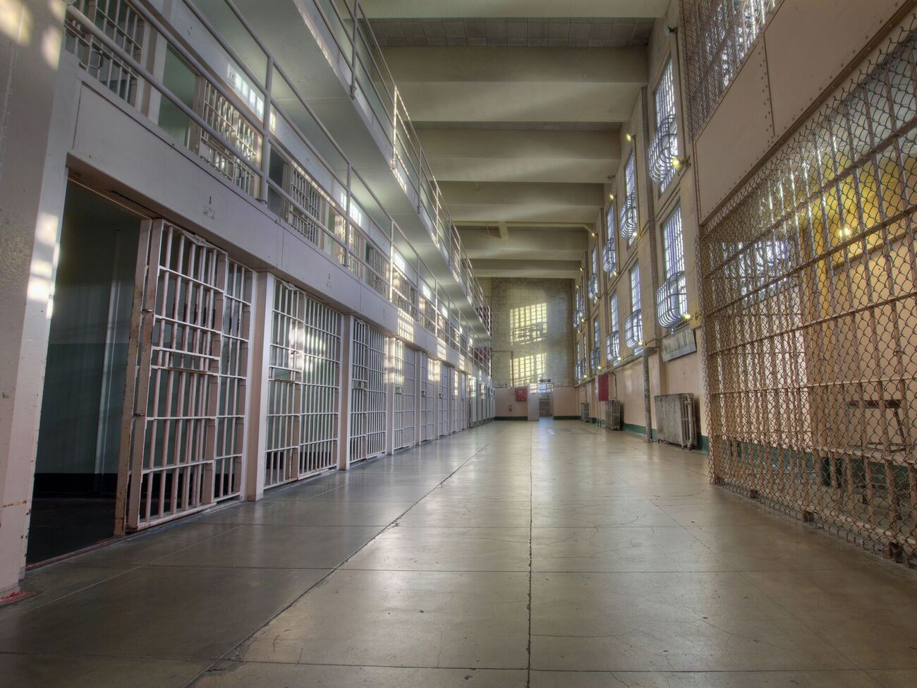 Женщина отбывала пожизненное заключение за убийство работницы библиотеки в 1980 году, отметило AP