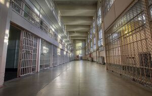 Женщина отбывала пожизненное заключение за убийство работницы библиотеки в 1980 году, отметило AP