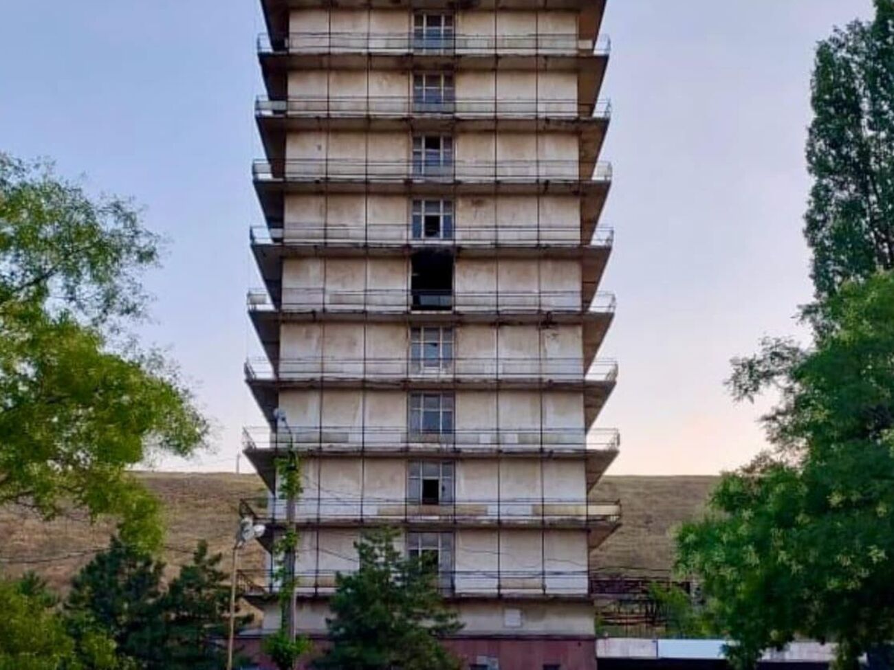 Дитина впала у проміжок між сходами будівлі