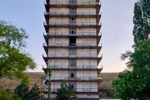 Ребенок упал в промежуток между лестницами здания