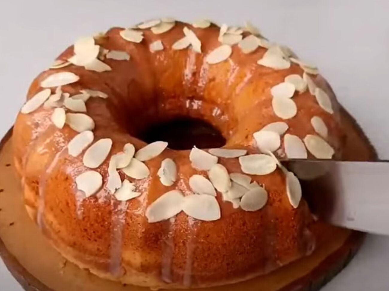 Выпекайте пирог 40 минут в духовке, разогретой до 180 °С