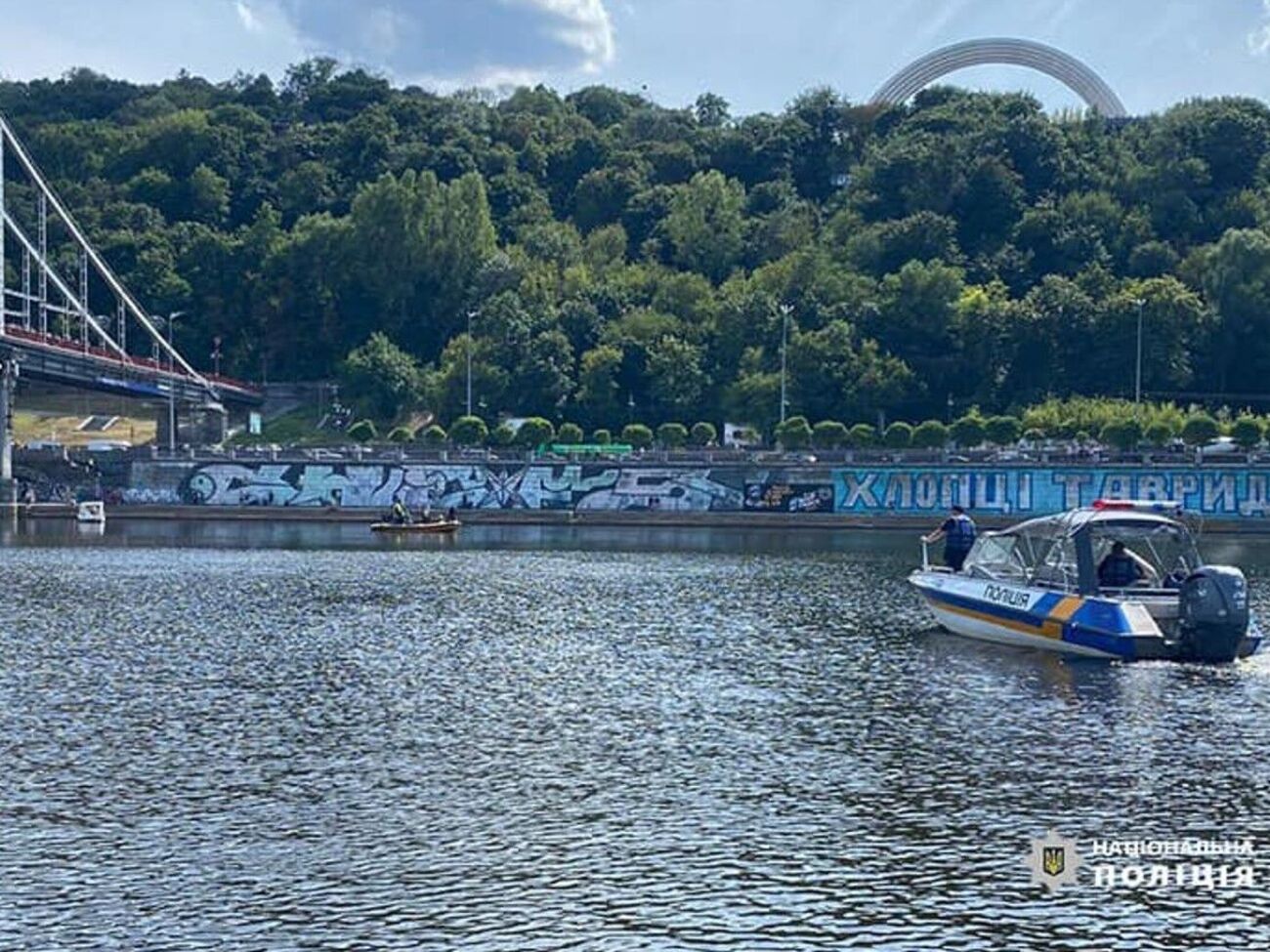 В реке ищут упавшую с канатной дороги девушку