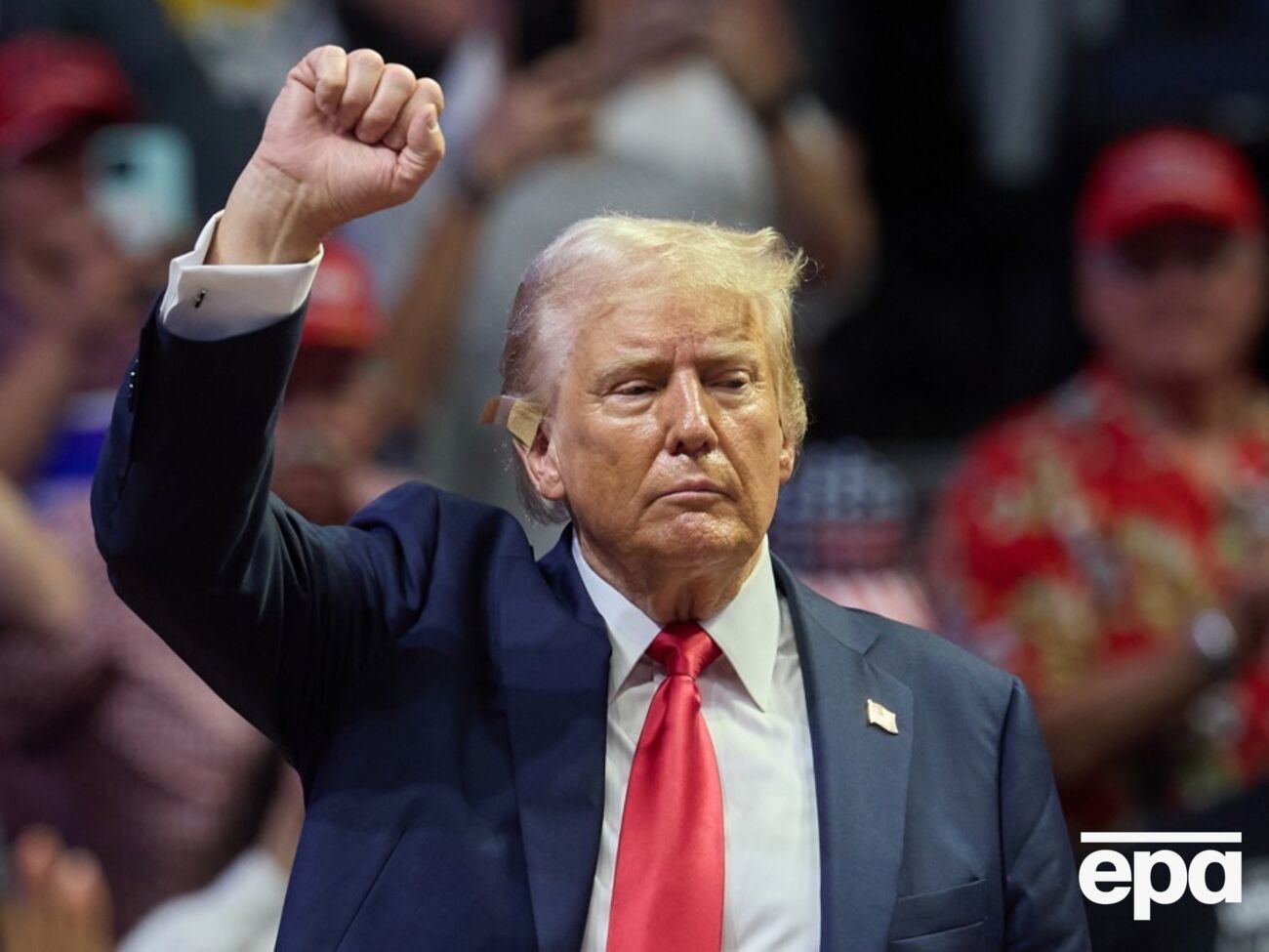 На митинге в Мичигане Трамп был с меньшей повязкой на ухе, чем несколько дней назад