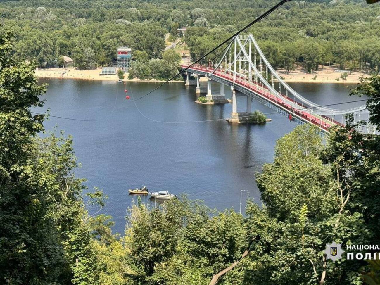 Тривають пошуки людини, яка впала з канатної дороги у Дніпро