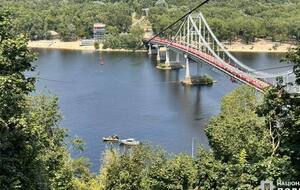 Продолжаются поиски упавшего с канатной дороги человека в Днепр