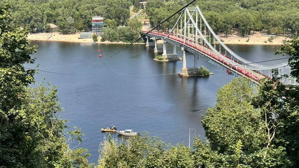 Тривають пошуки людини, яка впала з канатної дороги у Дніпро