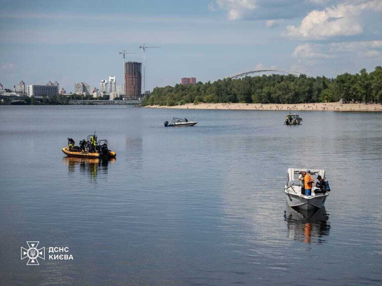 Cпасатели обследовали 8 тыс. м² дна реки во время погружений, а также 12 тыс. м² с помощью эхолота, рассказали в ГСЧС