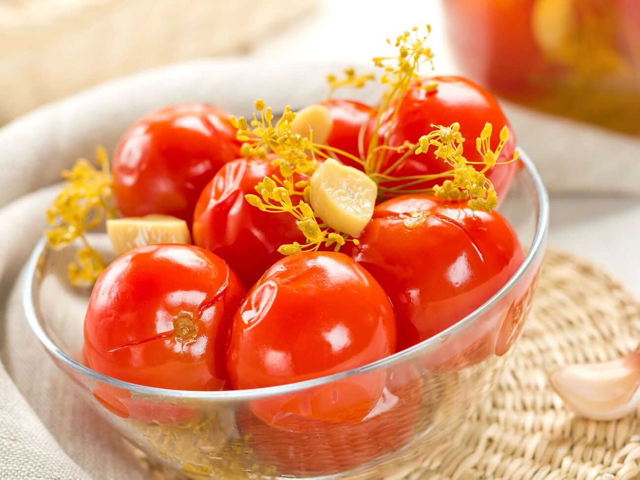 Щоб прискорити процес квашення, потрібно проколоти шкірку помідорів