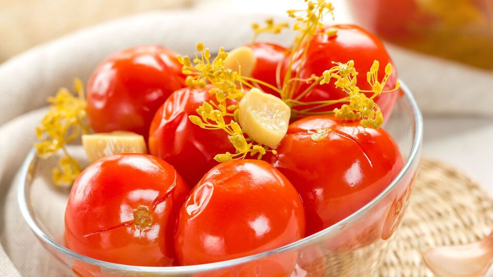 Щоб прискорити процес квашення, потрібно проколоти шкірку помідорів