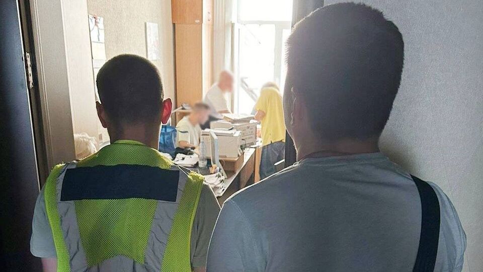 У департаменті економіки та інвестицій міста Києва правоохоронці вилучили документацію, пов'язану із проведенням інвестиційного конкурсу з облаштування атракціону