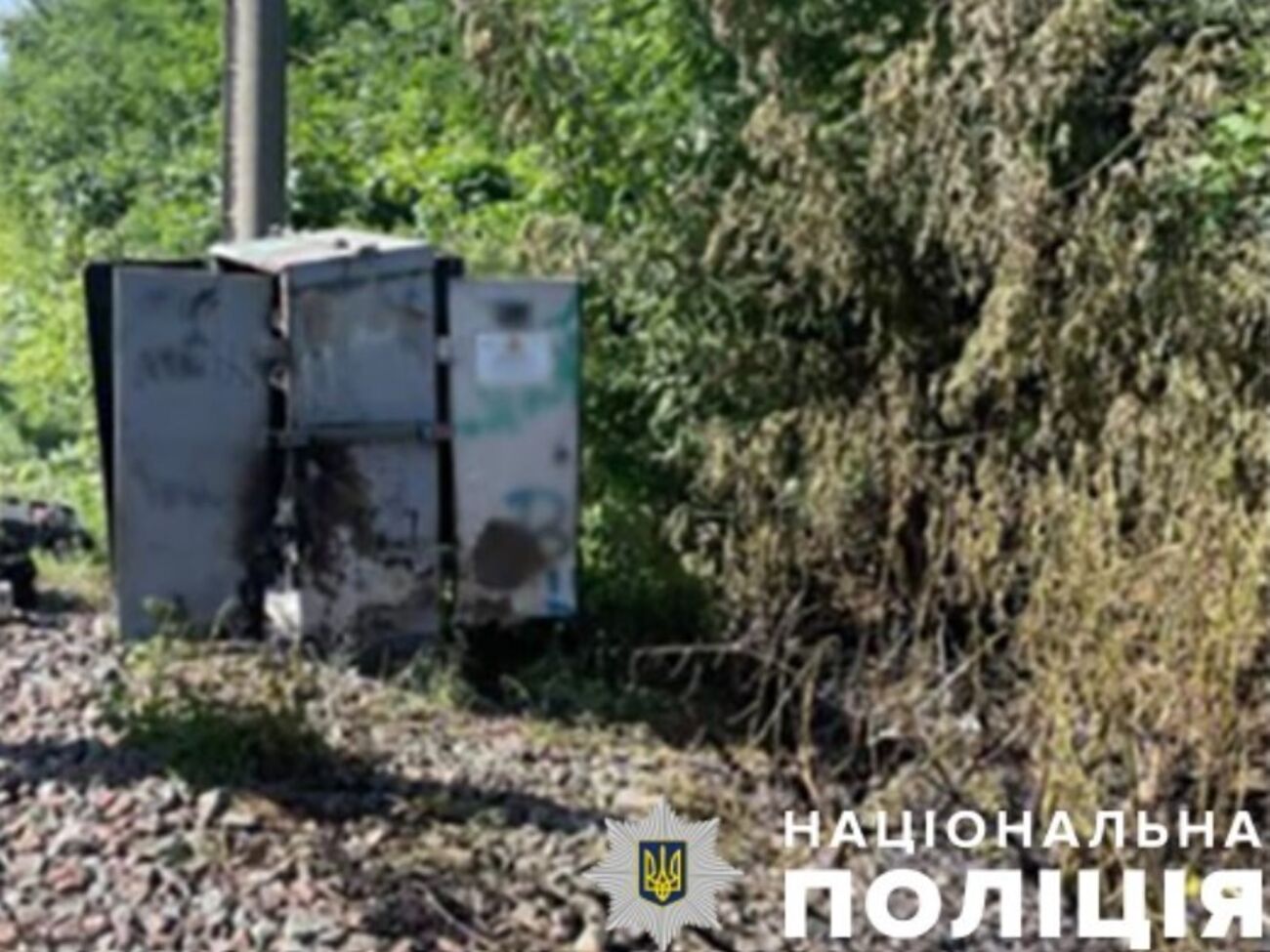 Фигурант, вероятно, сначала согласовывал с куратором "цель на поджог", после чего выполнял "задания" и фотографировал результат для отчета