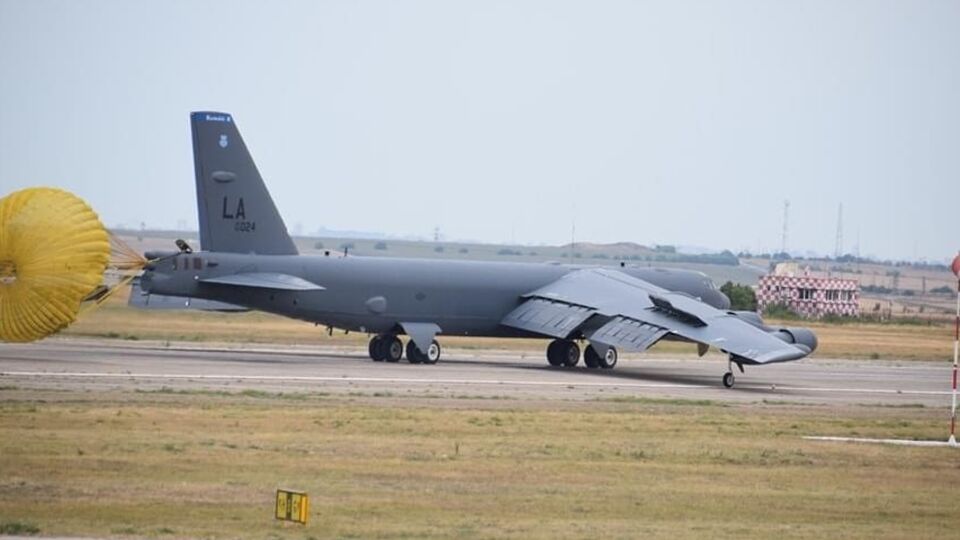 Два B-52 вперше приземлилися на авіабазі в Румунії