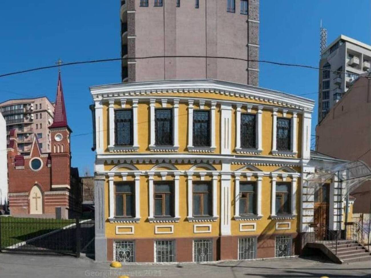 "Усадьба Зеленских" – деревянное, обложенное кирпичом здание, построенное в 1890 году, это одно из старейших зданий по улице Александра Конисского