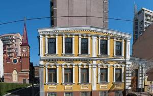 "Усадьба Зеленских" – деревянное, обложенное кирпичом здание, построенное в 1890 году, это одно из старейших зданий по улице Александра Конисского