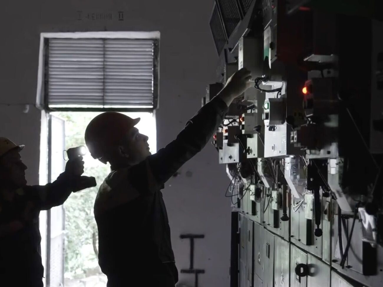 Специалисты приступают к работе сразу, как только получают разрешение и доступ к месту повреждения от ВСУ и ГСЧС, заявили в ДТЭК