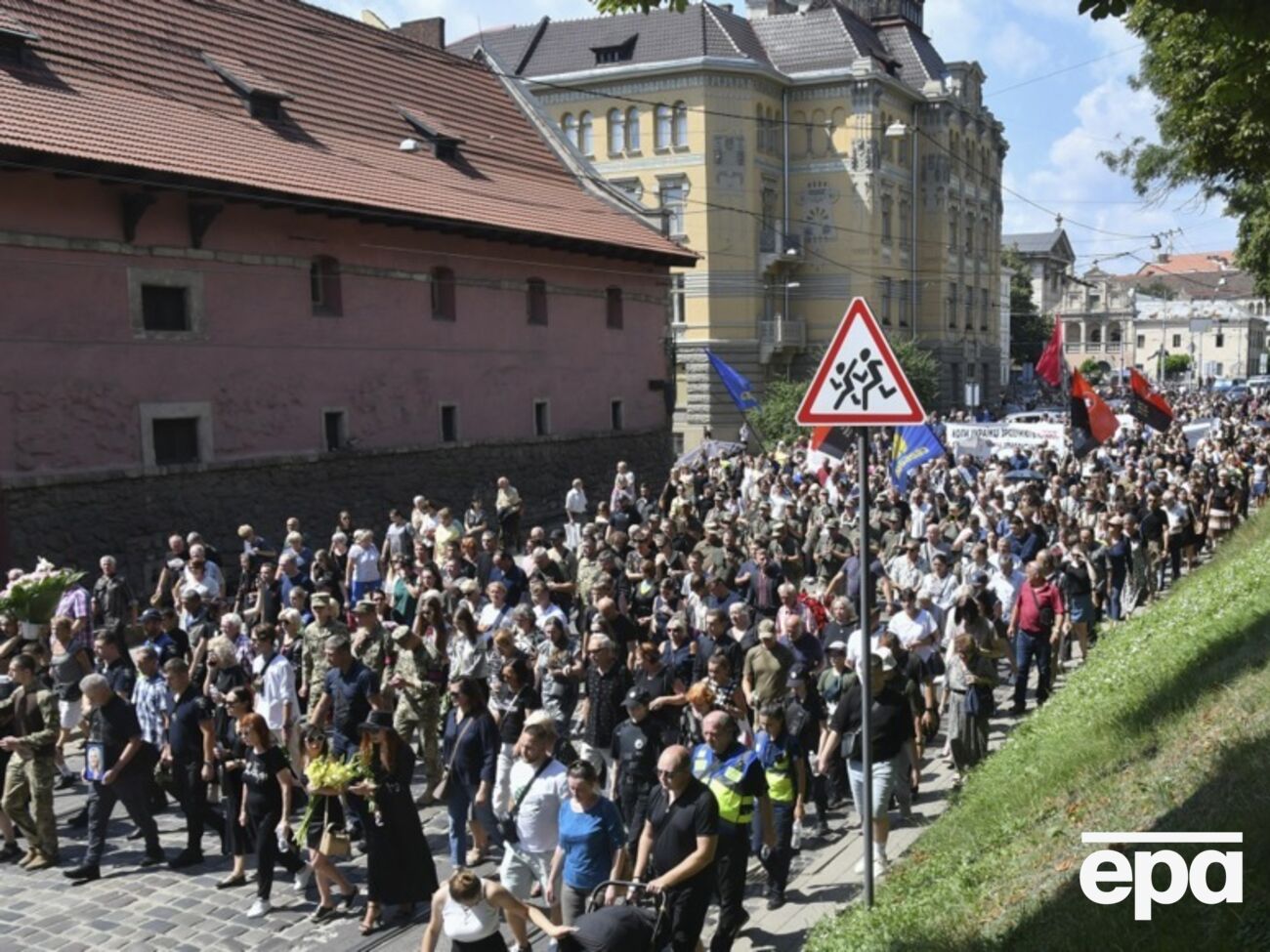 На прощание с Фарион пришли несколько тысяч людей