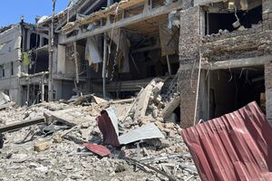 Частично разрушены фасад административного здания частного предприятия, складские помещения, повреждены гражданские автомобили